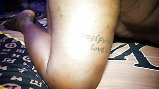 Seriózny rande sa zmení na divoké s psím štýlom niekde v Afrike.