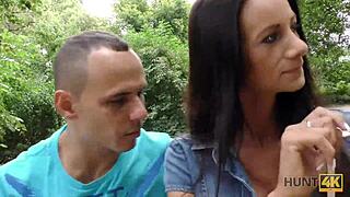 Wow! Pornostar testet Sex-Skills mit Kameramann, während Ehemann zusieht!