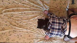 Anastasia Mistress sissy erkekleri strap-on hakimiyetiyle pegliyor