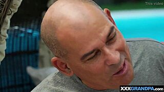 Yemin ederim, yaramaz 18+ genç Chelsea Sun büyükbabasıyla sikişmek zorunda kaldı