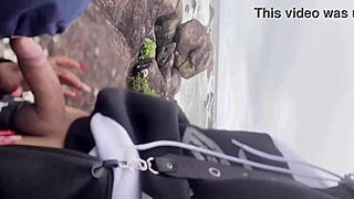 Novinha rabuda fångad när hon blottar stora tuttar på offentlig strand