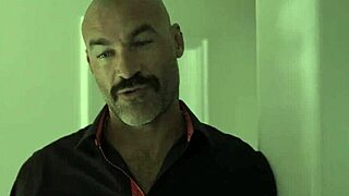 बेबीसिटर एड्रिया रे क्लाइंट चार्ल्स डेरा से एनल लेती है