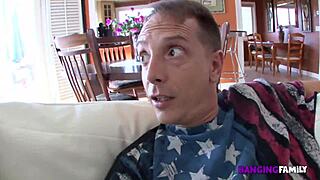 Příliš sexy nevlastní dcera tvrdě vymrdána jako trest