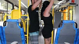 बस पर एब्सर्ड पब्लिक एक्ट ब्रूनेट्स के एक्सपोज्ड अस के साथ।