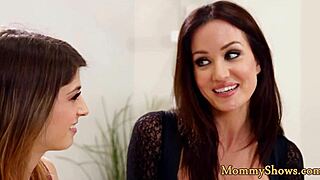 Falsktitt styvmamma sixtyniner med lesbisk tonåring 18+, så het! 🔥