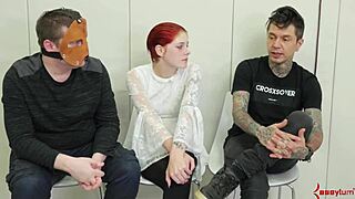 Svázaná kurva se dusí na hlubokém hlubokém a dostává hrubě hračkou