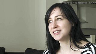 brooklyn enlève ses fringues pour taquiner et toucher son corps superbe