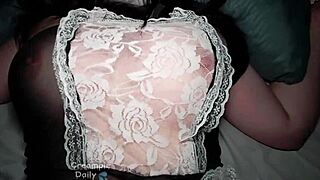 Büyük memeli Tay hizmetçi patronu tarafından yatak odasında içe boşaltılıyor