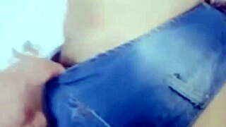 Azijska študentka jezdari mokro pičko v hitrem doggystyle jebanju