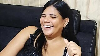 Un inconnu m'aide, puis me donne une bonne levrette dans mon trou serré