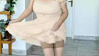 Forró nagy mellű nagyi MariaOld levetkőzik és lovagol a dildón