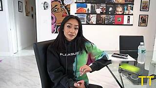 สาวเอเชียตัวเล็กหีแน่นรับควยใหญ่หลังแข่งรถถนน