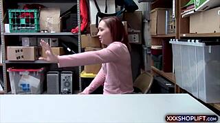 גנבת קטנה ג'ינג'ית מתכופפת לעונש זיון קשה בסגנון כלב בחנות