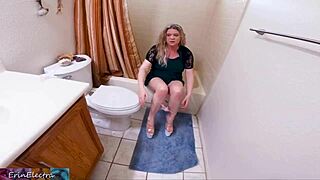 واو! ميلف تدق ابن الزوجة في الحمام قبل العمل