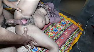 Makcik tiri MILF panas disedu dikongkek kuat chudai Hindi Desi