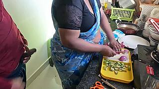 यह हॉर्नी मालिक अपनी बंगाली नौकरानी के सामने रुक नहीं सकता!