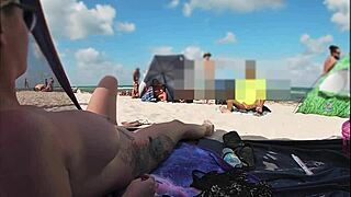 Mrs. Kiss deler sin nøgne strand POV mens voyeurer ser på og rører sig tæt på