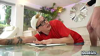 Ehi, nonna magra di 60 anni Jacy scopa duro gli studenti