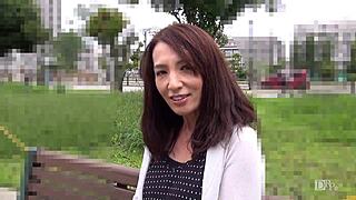 Ωχ, δες αυτή την Ιαπωνέζα με τα μεγάλα στήθη σε ροζ εσώρουχα! 😘