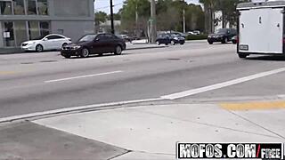 Vitka slatkica Kirsten Li širi pičku u javnom kupatilu pikap