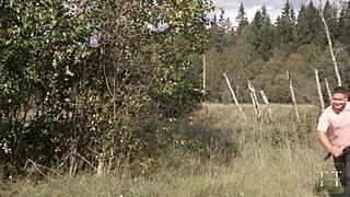 Sensuellia seksiä ulkona sisarpuoleni kanssa tuntuu niin villiltä