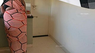 Tamil talon omistaja runkkaa kukkaa kun palvelija Sasikala katsoo keittiössä