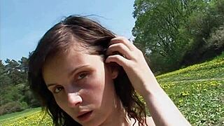 小さなメリーケイトウィルソンが野原でソロオナニー