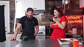 Büyük memelerimi sergileyerek mutfak eğlencesi için her zaman azgınız.