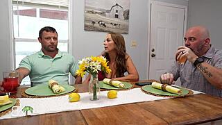 Maćeha mami veliki kurac pastorka dok tata radi poziv nesvestan