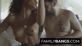 زوج أب أبيض يفرغ في فم ابنة زوج سوداء سكارليت سكاندال - فاميلي بانجز كوم