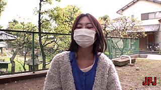 既婚アジアン女性が公園で体を露出