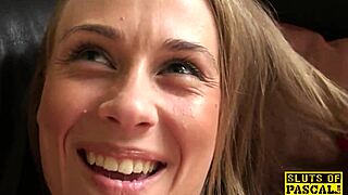 זונה משרתת מפזרת מענישה חזק על זיוף אורגזמה! צפה בה מקבלת עונש עכשיו!