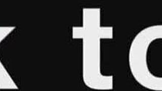 Busty Charlotte Star si hraje s mokrou oholenou kundou.