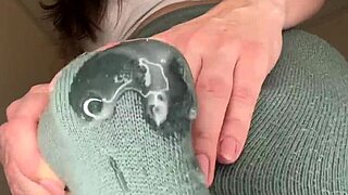 เอ่อ แม่เลี้ยงควยใหญ่ถูกจับได้โดยฉัน ทำให้ฉันดูดน้ำเงี่ยนของเธอ โอ๊ย