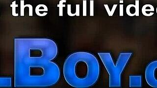 Эй, глянь на эту мелкотитую 18+ брюнетку-шлюху, писающую в соло-акшене