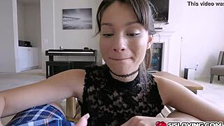 Sœur d'étape excitée crève d'envie de sucer beau-frère avec gorge profonde