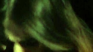 Takže ta zrzavá otrokyně je svázaná, ponižovaná vibrátorem při cucání ptáka v bondáži. Totální dominance scéna.