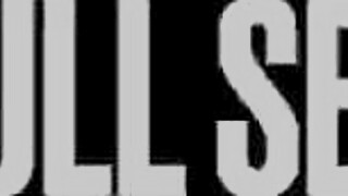 Мачеха делит со мной кровать в отеле на выходные