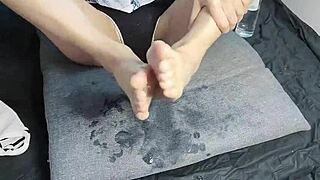 날씬한 게이 틴 18+ 아름다운 발 봐!