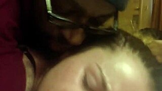 Její přítel neustále volal, tak zahodila telefon pro pomstu