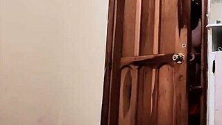 Špehoval jsem svou nevlastní tetu při sledování porna. Teď toužím strčit svůj kokot do její těsné díry.