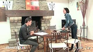 Professora Francesa Cougar Dá Aulas de Lingerie Sexy, Curiosa?