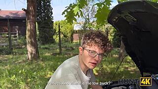 Dude, se denne babe blive samlet op til monster pik cucking!