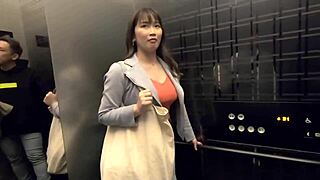 Wanita muda Jepun dengan tetek besar liar dalam aksi hardcore