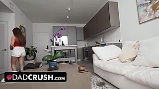 Dadcrush nevlastní dcera se stává full-time fuck asistentkou pro nevlastního táty.