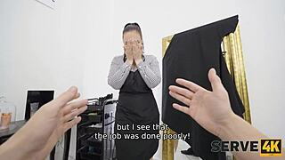 Hej, podívej se na to holení šukání s horkou brunetkou a velkými prsy v divoké skupinové scéně!