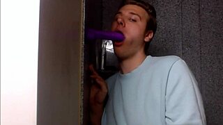 Modell Twink Gager På Kuk i Deepthroat Session. Ren Heta!