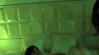 女同性恋熟女享受约会之夜的激情勾搭