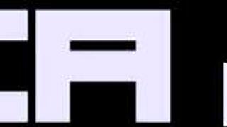 Chokeret collegepige får to store pikker som fødselsdagsgave med fuld ebony action på rød