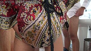 Raskaana täti vetää mun isoa kullia kunnes mä räjähdän